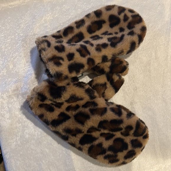 COPY - Leopard Winter Mittens - Picture 2 of 3
